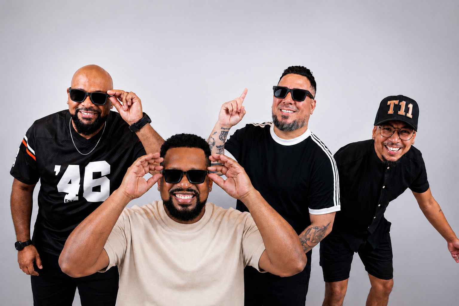 Grupo sorrindo em estúdio com fundo cinza